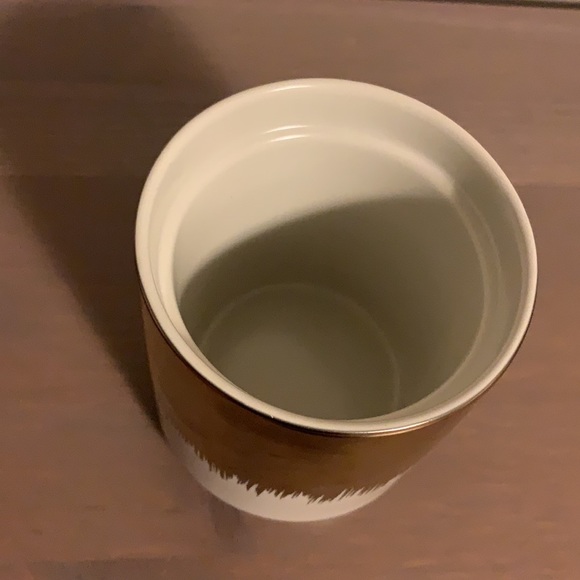 Starbucks Cream and Gold Ceramic To Go Mug with Plastic Lid - Picture 9 of 10